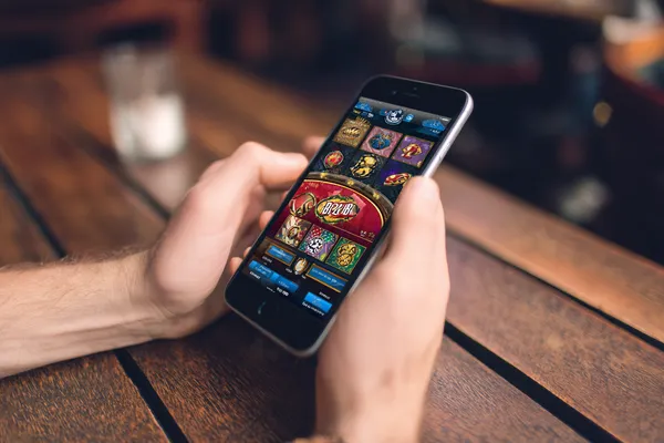 Uma mulher alegre em roupas tradicionais usando seu smartphone durante um momento festivo, mostrando como o app 83BET se encaixa facilmente no dia a dia.