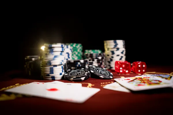 Um dealer profissional de smoking cumprimentando jogadores na mesa de roleta, simbolizando a autêntica sensação de cassino ao vivo no 83BET.