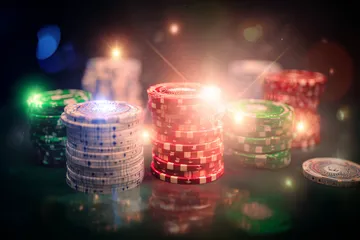 Um close de moedas douradas caindo ao redor de uma roleta girando, representando a ação imersiva do cassino no 83BET.