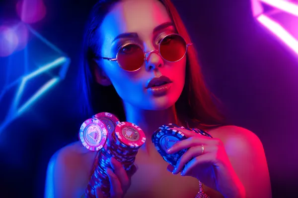 Uma mulher sorrindo perto de máquinas caça-níqueis brilhantes com símbolos de sorte, mostrando as emocionantes opções de slots do 83BET.