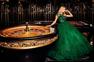 Uma imagem dramática de setes vencedores alinhados em um rolo de slot cercado por moedas douradas brilhantes, simbolizando grandes vitórias.