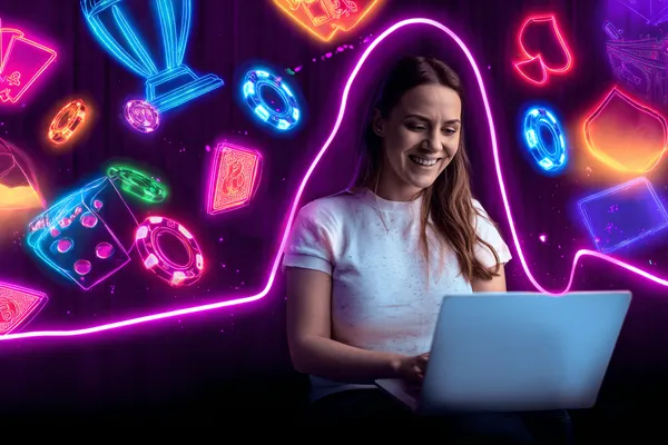 Um jogador usando seu smartphone durante um evento festivo local, representando o cassino totalmente compatível com dispositivos móveis do 83BET.