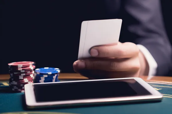 Um dealer confiante cercado por fichas de cassino convidando jogadores a acessar sua conta 83BET, refletindo opções de login rápidas e fáceis.