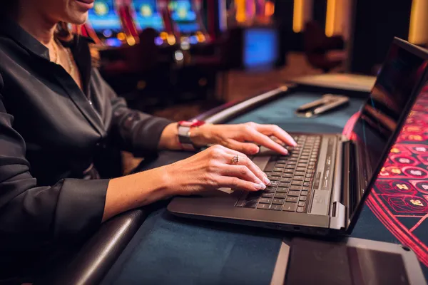 Um laptop brilhando com uma tela de login em um ambiente minimalista, simbolizando o sistema de acesso protegido do 83BET.